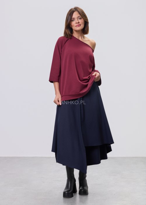 Granatowe damskie spódnico-spodnie o długości midi, z szerokimi, warstwowymi nogawkami imitującymi spódnicę, wykonane z gładkiej tkaniny