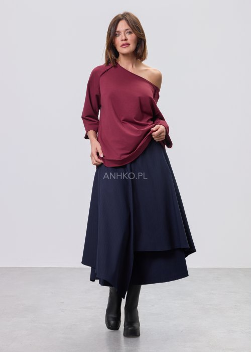 Granatowe damskie spódnico-spodnie o długości midi, z szerokimi, warstwowymi nogawkami imitującymi spódnicę, wykonane z gładkiej tkaniny