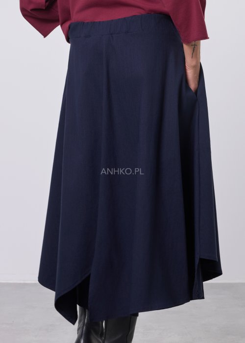 Granatowe damskie spódnico-spodnie o długości midi, z szerokimi, warstwowymi nogawkami imitującymi spódnicę, wykonane z gładkiej tkaniny