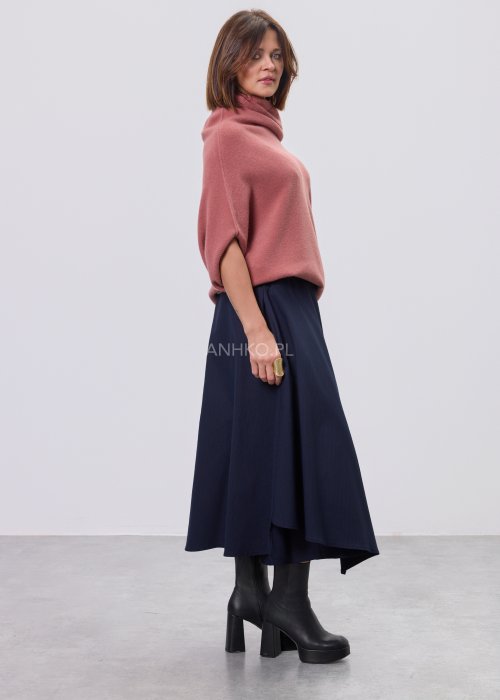 Granatowe damskie spódnico-spodnie o długości midi, z szerokimi, warstwowymi nogawkami imitującymi spódnicę, wykonane z gładkiej tkaniny