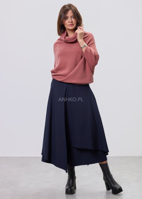 Granatowe damskie spódnico-spodnie o długości midi, z szerokimi, warstwowymi nogawkami imitującymi spódnicę, wykonane z gładkiej tkaniny