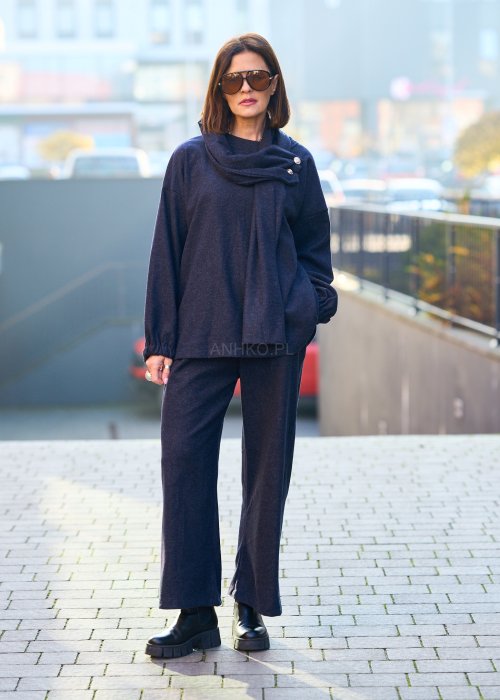 Grafitowy komplet z miękkiej tkaniny: bluza z ozdobną zapinaną klapą przy dekolcie