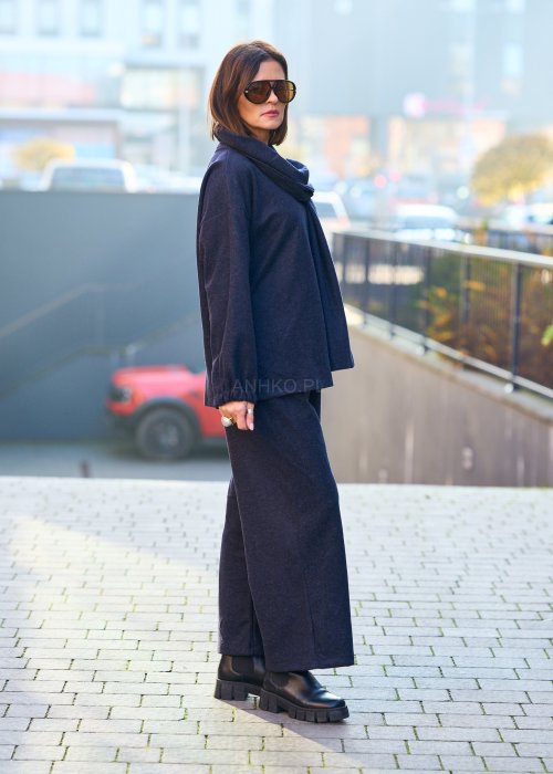 Grafitowy komplet z miękkiej tkaniny: bluza z ozdobną zapinaną klapą przy dekolcie