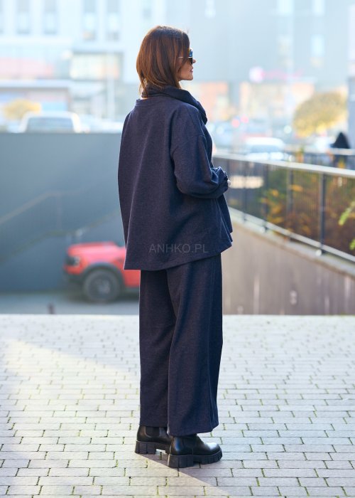 Grafitowy komplet z miękkiej tkaniny: bluza z ozdobną zapinaną klapą przy dekolcie