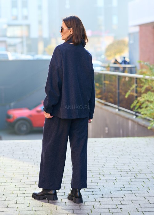 Grafitowy komplet z miękkiej tkaniny: bluza z ozdobną zapinaną klapą przy dekolcie