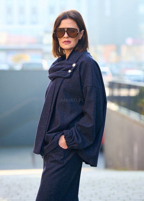 Grafitowy komplet z miękkiej tkaniny: bluza z ozdobną zapinaną klapą przy dekolcie