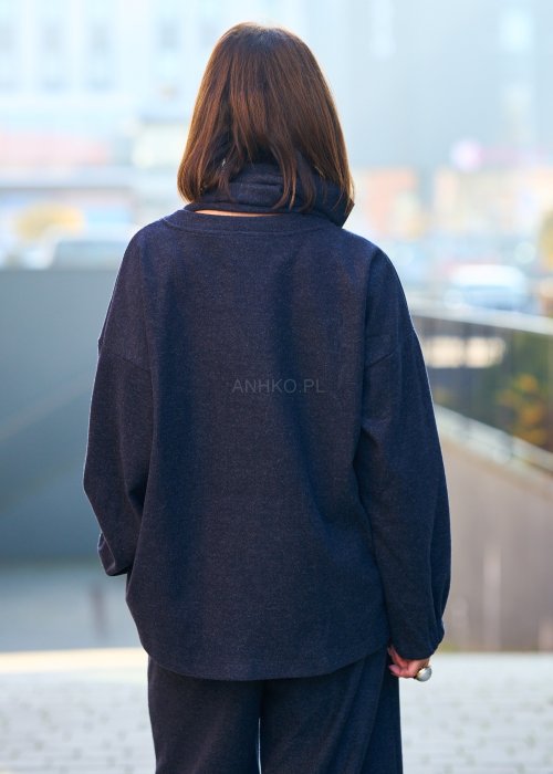 Grafitowy komplet z miękkiej tkaniny: bluza z ozdobną zapinaną klapą przy dekolcie