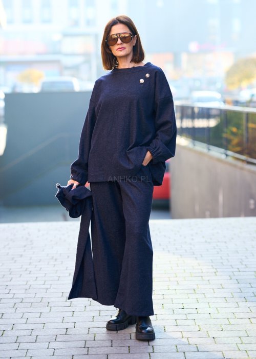 Grafitowy komplet z miękkiej tkaniny: bluza z ozdobną zapinaną klapą przy dekolcie