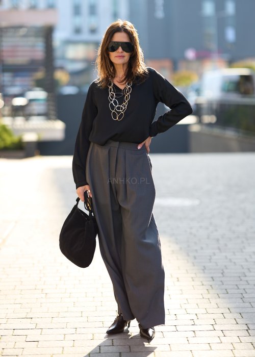 Czarna bluzka z lekkiej tkaniny, długi rękaw, dekolt V i elegancki, luźny krój w modzie damskiej