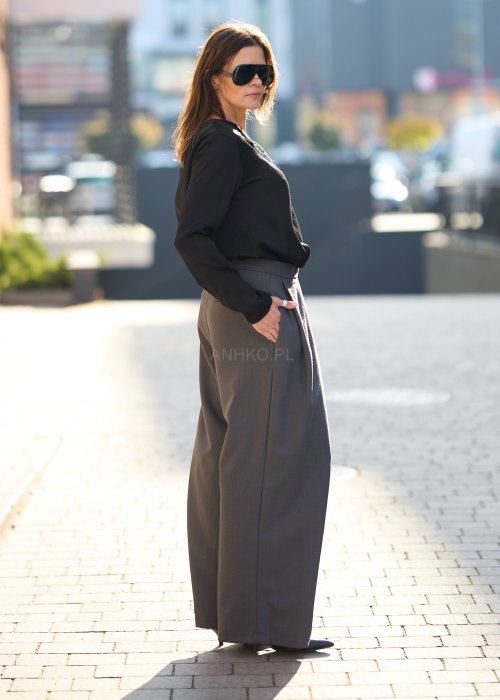 Czarna bluzka z lekkiej tkaniny, długi rękaw, dekolt V i elegancki, luźny krój w modzie damskiej