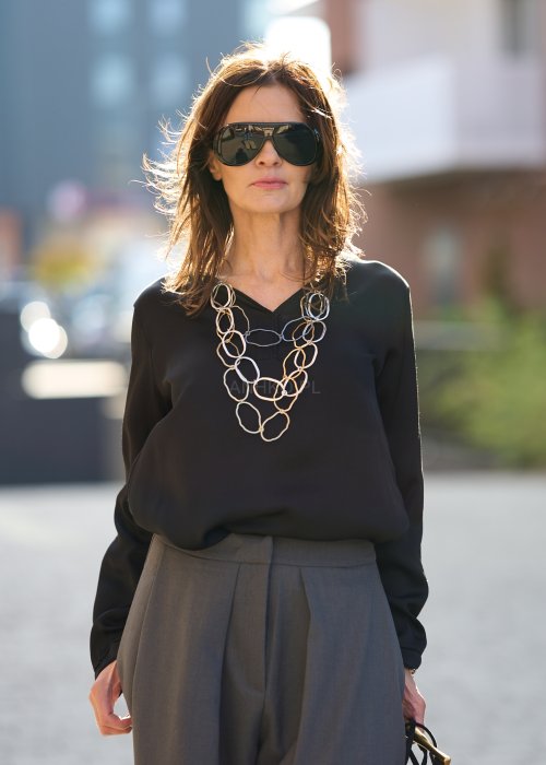 Czarna bluzka z lekkiej tkaniny, długi rękaw, dekolt V i elegancki, luźny krój w modzie damskiej