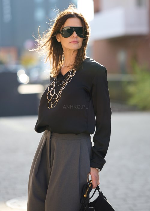 Czarna bluzka z lekkiej tkaniny, długi rękaw, dekolt V i elegancki, luźny krój w modzie damskiej