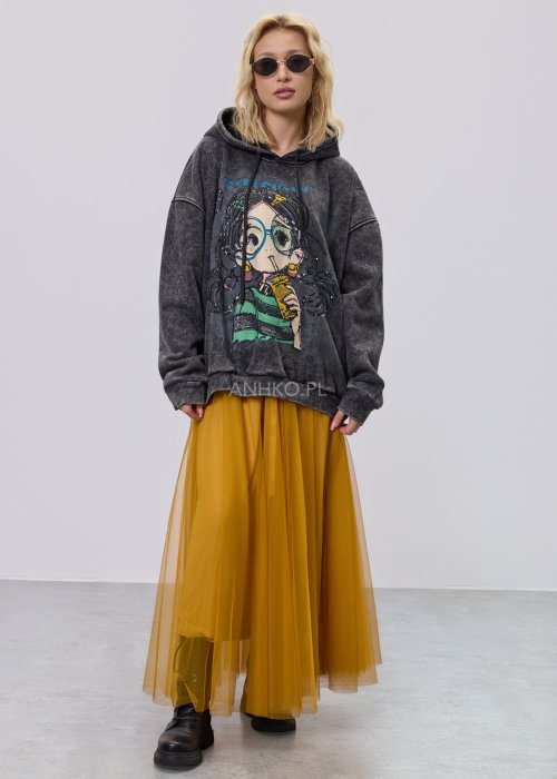 Czarna damska bluza z długim rękawem, ozdobiona kolorowym nadrukiem graficznym na przodzie, o luźnym kroju, zestawiona z żółto-czarną spódnicą we wzór.
