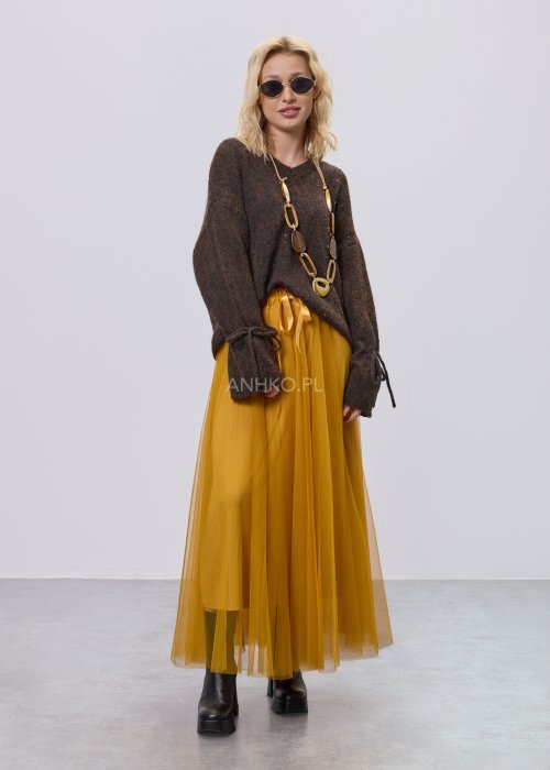 Musztardowa damska spódnica maxi z tiulu, o lekko rozkloszowanym kroju i elastycznym pasie z dekoracyjną wstążką