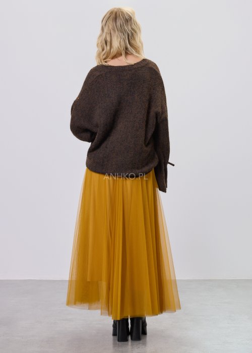 Musztardowa damska spódnica maxi z tiulu, o lekko rozkloszowanym kroju i elastycznym pasie z dekoracyjną wstążką