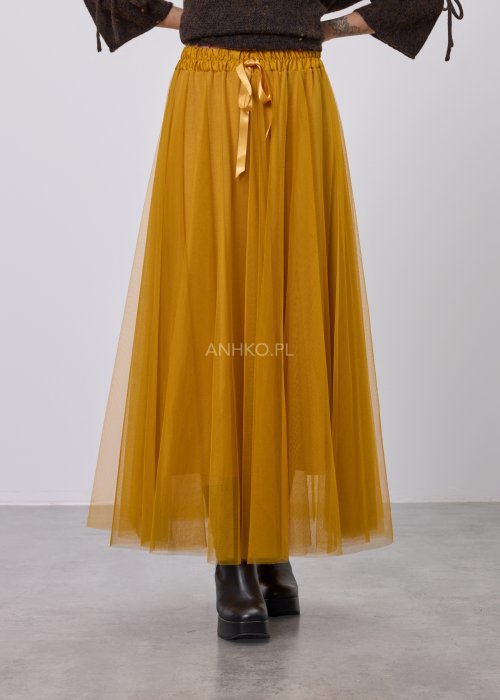 Musztardowa damska spódnica maxi z tiulu, o lekko rozkloszowanym kroju i elastycznym pasie z dekoracyjną wstążką