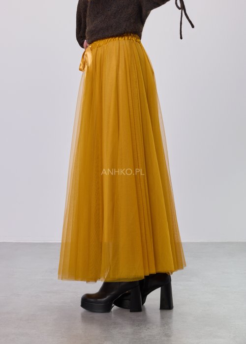 Musztardowa damska spódnica maxi z tiulu, o lekko rozkloszowanym kroju i elastycznym pasie z dekoracyjną wstążką