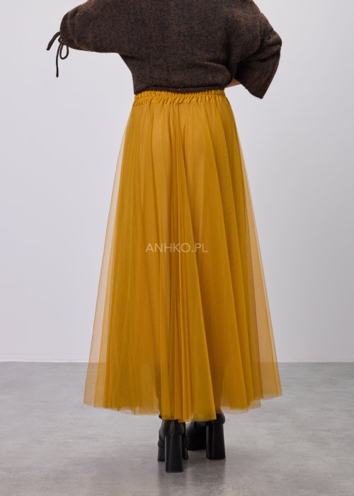 Musztardowa damska spódnica maxi z tiulu, o lekko rozkloszowanym kroju i elastycznym pasie z dekoracyjną wstążką