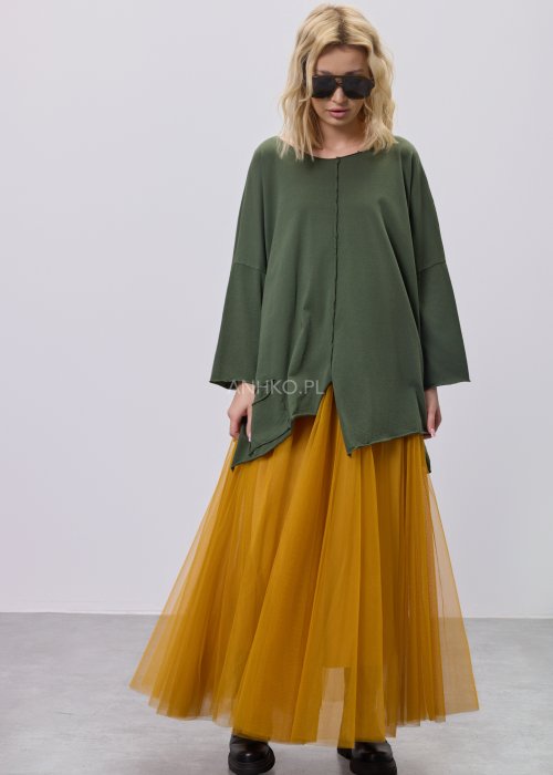 Musztardowa damska spódnica maxi z tiulu, o lekko rozkloszowanym kroju i elastycznym pasie z dekoracyjną wstążką