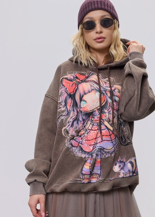 Brązowa damska bluza z kapturem o luźnym kroju, z dużym kolorowym nadrukiem dziewczynki i kota zdobionym cekinami, długimi rękawami z mankietami oraz ściągaczem u dołu