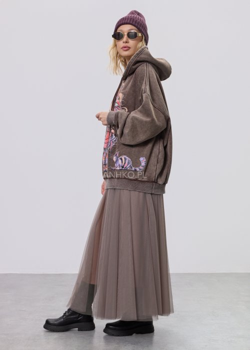 Brązowa damska bluza z kapturem o luźnym kroju, z dużym kolorowym nadrukiem dziewczynki i kota zdobionym cekinami, długimi rękawami z mankietami oraz ściągaczem u dołu