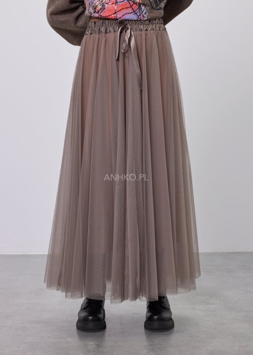 Taupe (szarobrązowa) damska spódnica maxi z tiulu, o lekkim, rozkloszowanym kroju, z elastycznym pasem i satynową wstążką do wiązania