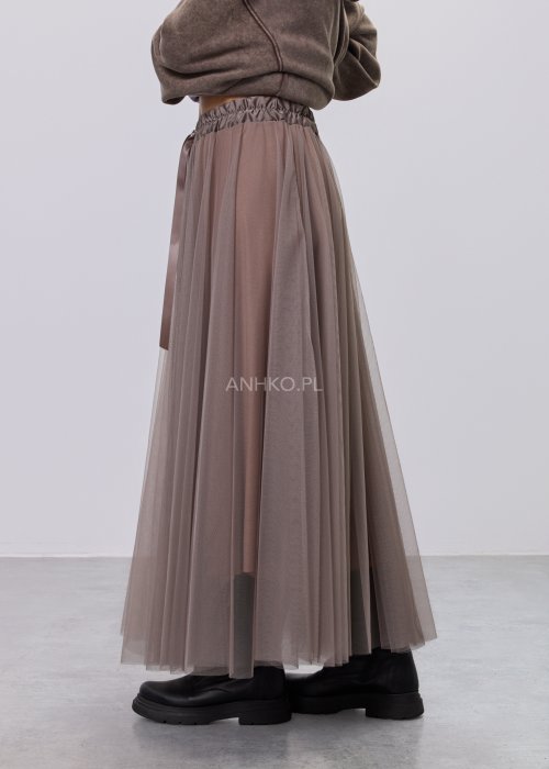 Taupe (szarobrązowa) damska spódnica maxi z tiulu, o lekkim, rozkloszowanym kroju, z elastycznym pasem i satynową wstążką do wiązania