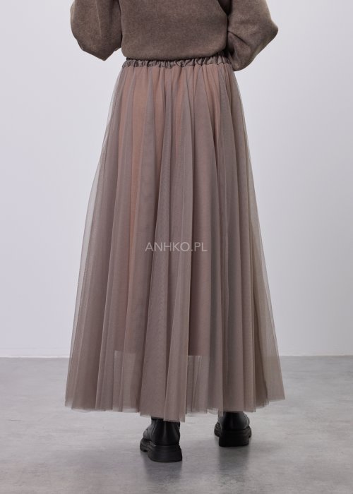 Taupe (szarobrązowa) damska spódnica maxi z tiulu, o lekkim, rozkloszowanym kroju, z elastycznym pasem i satynową wstążką do wiązania