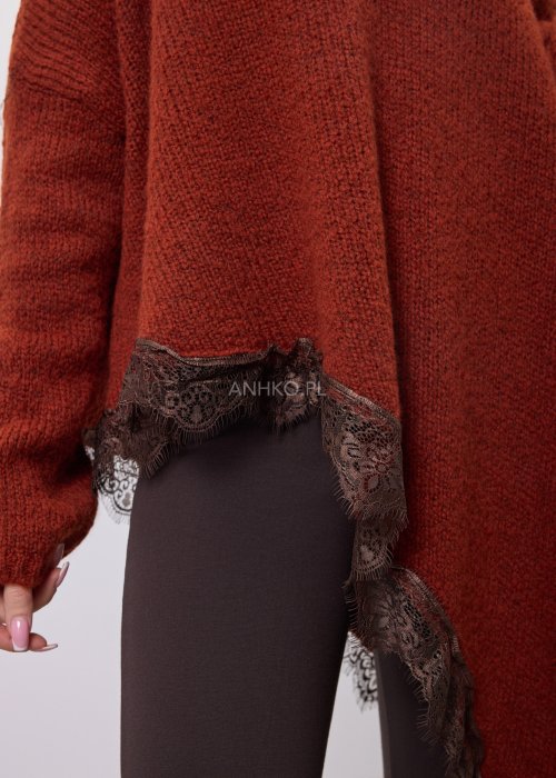 Rdzawa damska tunika o luźnym kroju z miękkiej dzianiny, z dekoltem w serek i asymetrycznym dołem wykończonym kontrastową, ciemną koronką