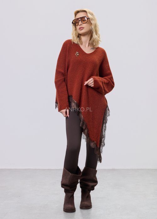 Rdzawa damska tunika o luźnym kroju z miękkiej dzianiny, z dekoltem w serek i asymetrycznym dołem wykończonym kontrastową, ciemną koronką