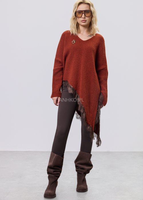 Rdzawa damska tunika o luźnym kroju z miękkiej dzianiny, z dekoltem w serek i asymetrycznym dołem wykończonym kontrastową, ciemną koronką