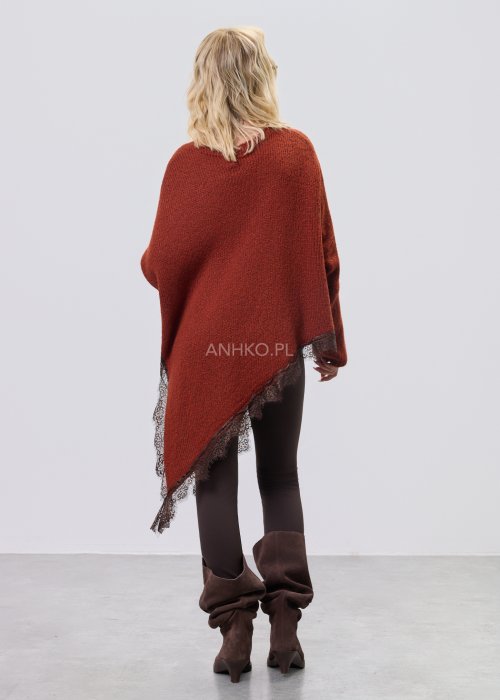 Rdzawa damska tunika o luźnym kroju z miękkiej dzianiny, z dekoltem w serek i asymetrycznym dołem wykończonym kontrastową, ciemną koronką