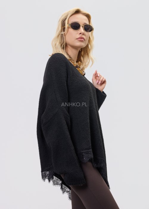 Czarna damska tunika o luźnym kroju z dzianiny, z asymetrycznym dołem wykończonym koronką