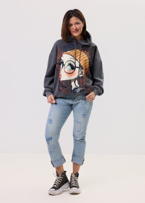 Grafitowa damska bluza z kapturem o luźnym kroju, z dużym artystycznym nadrukiem kobiecej twarzy z okularami i cekinowymi akcentami, noszona z jasnymi jeansami.