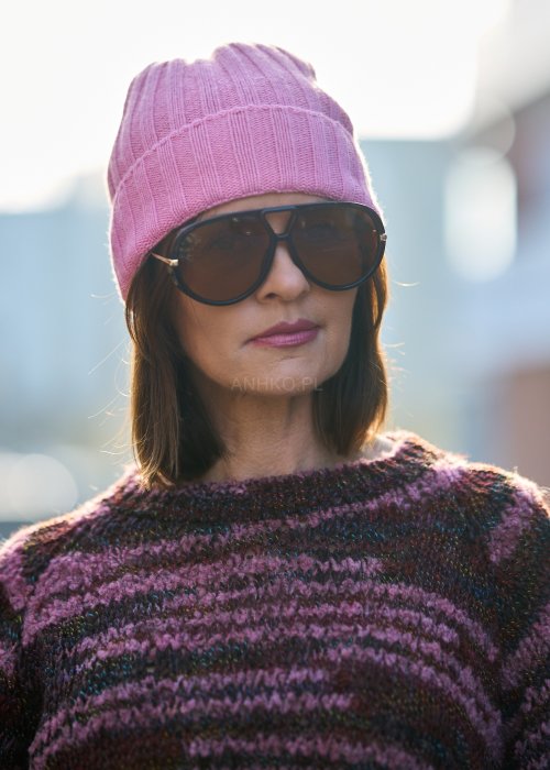 Różowa czapka z miękkiej dzianiny o prostym kroju, klasyczny dodatek w stylu casual