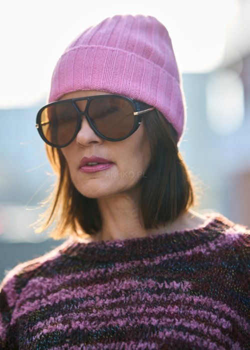 Różowa czapka z miękkiej dzianiny o prostym kroju, klasyczny dodatek w stylu casual