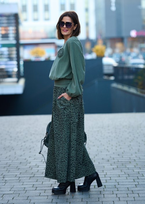Zielony komplet damski – luźna bluzka z długim rękawem i ozdobną aplikacją na piersi oraz długa spódnica w panterkowy wzór, stylizacja miejska, casualowa