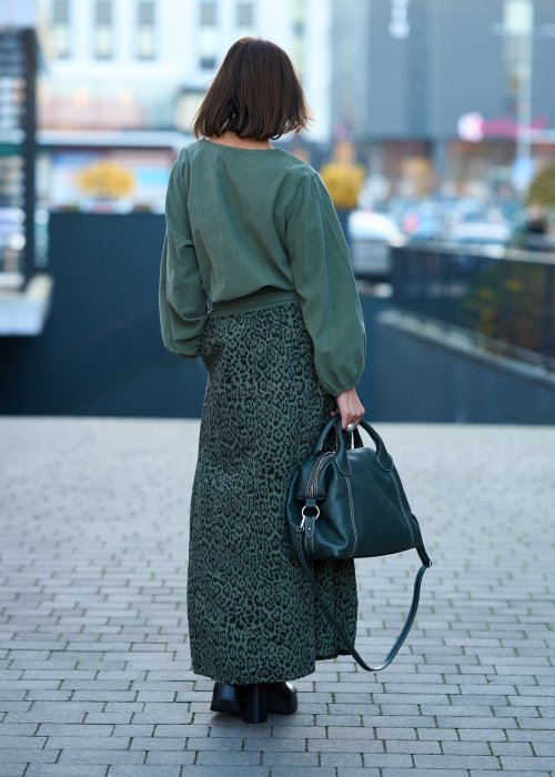 Zielony komplet damski – luźna bluzka z długim rękawem i ozdobną aplikacją na piersi oraz długa spódnica w panterkowy wzór, stylizacja miejska, casualowa