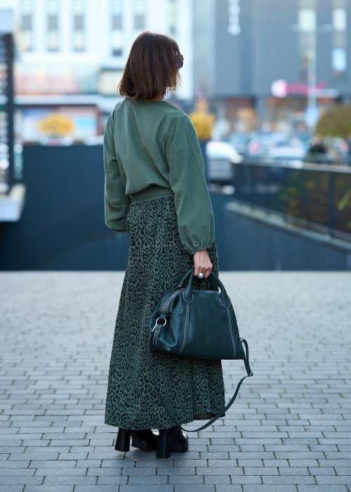 Zielony komplet damski – luźna bluzka z długim rękawem i ozdobną aplikacją na piersi oraz długa spódnica w panterkowy wzór, stylizacja miejska, casualowa