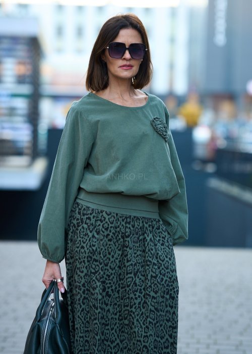 Zielony komplet damski – luźna bluzka z długim rękawem i ozdobną aplikacją na piersi oraz długa spódnica w panterkowy wzór, stylizacja miejska, casualowa
