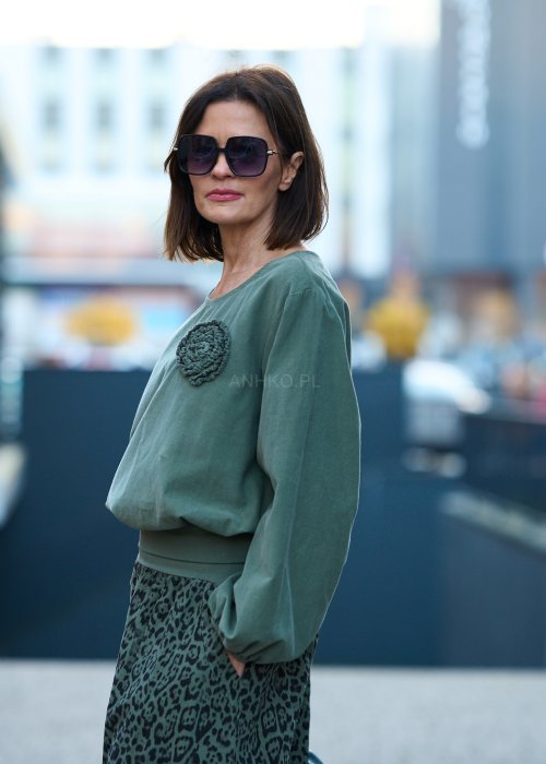 Zielony komplet damski – luźna bluzka z długim rękawem i ozdobną aplikacją na piersi oraz długa spódnica w panterkowy wzór, stylizacja miejska, casualowa