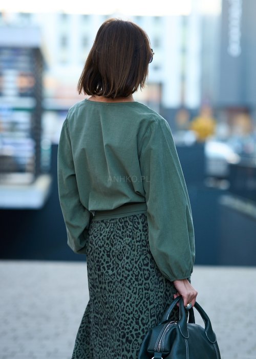 Zielony komplet damski – luźna bluzka z długim rękawem i ozdobną aplikacją na piersi oraz długa spódnica w panterkowy wzór, stylizacja miejska, casualowa