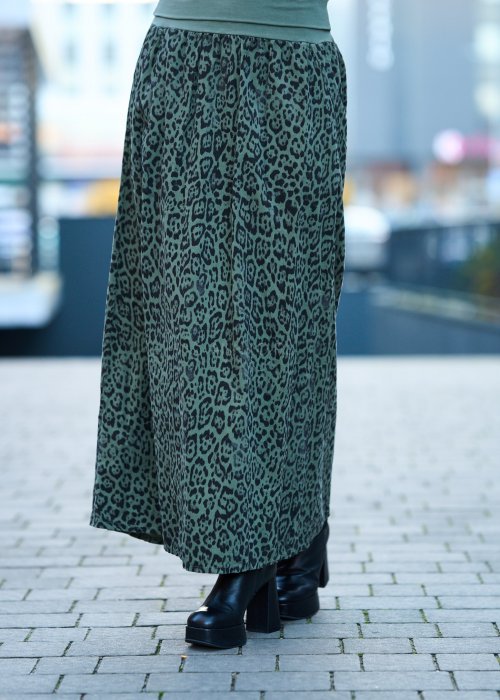 327014.jpgZielony komplet damski – luźna bluzka z długim rękawem i ozdobną aplikacją na piersi oraz długa spódnica w panterkowy wzór, stylizacja miejska, casualowa