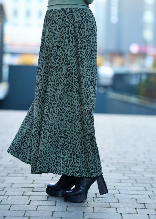 Zielony komplet damski – luźna bluzka z długim rękawem i ozdobną aplikacją na piersi oraz długa spódnica w panterkowy wzór, stylizacja miejska, casualowa