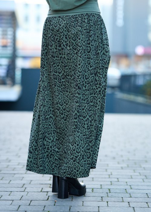 Zielony komplet damski – luźna bluzka z długim rękawem i ozdobną aplikacją na piersi oraz długa spódnica w panterkowy wzór, stylizacja miejska, casualowa