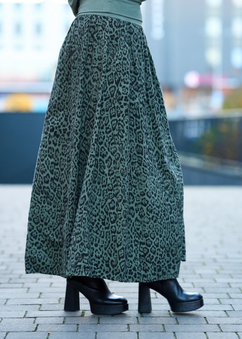 Zielony komplet damski – luźna bluzka z długim rękawem i ozdobną aplikacją na piersi oraz długa spódnica w panterkowy wzór, stylizacja miejska, casualowa