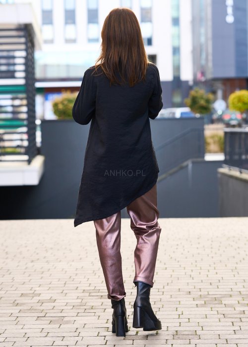 Czarna koszula damska o asymetrycznym kroju z marszczonymi rękawami i kołnierzem w lekkim połysku