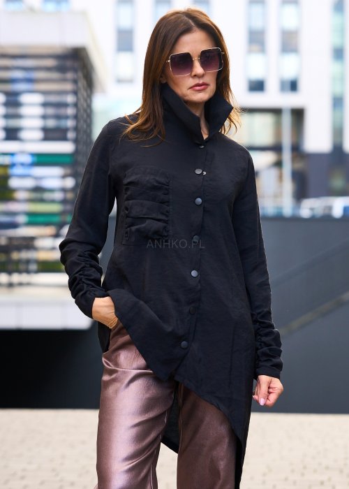 Czarna koszula damska o asymetrycznym kroju z marszczonymi rękawami i kołnierzem w lekkim połysku
