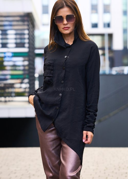 Czarna koszula damska o asymetrycznym kroju z marszczonymi rękawami i kołnierzem w lekkim połysku