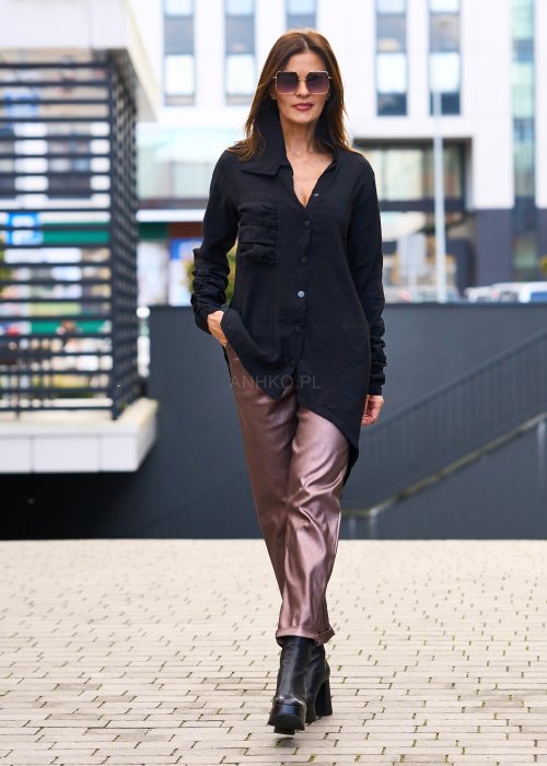 Czarna koszula damska o asymetrycznym kroju z marszczonymi rękawami i kołnierzem w lekkim połysku